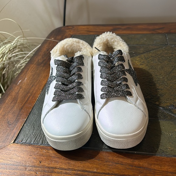 Steve Madden lined sneakers, white and silver with black size 6 - Picture 2 of 5